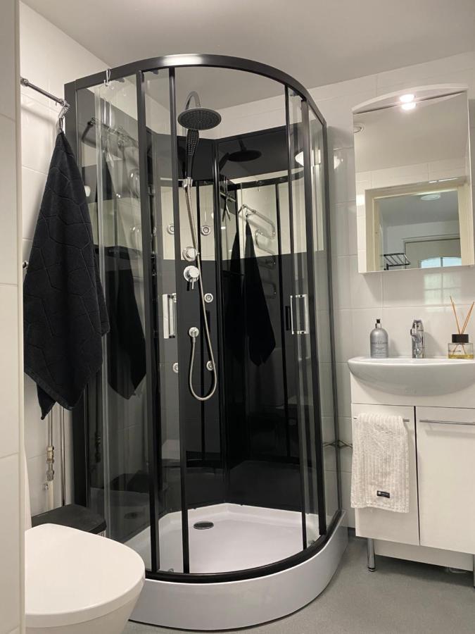 Modern Apt - King-Size Bed - Wifi -Self Check In Apartment Rovaniemi Bagian luar foto